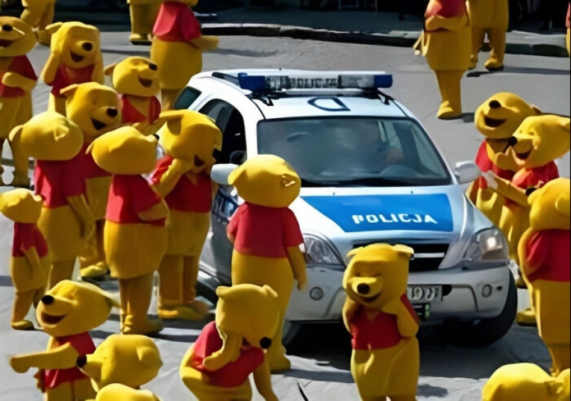 10 Pics That Raise More Questions Than Answers, Posted By “Images That Need More Context” 10 Pics That Raise More Questions Than Answers, Posted By “Images That Need More Context”
