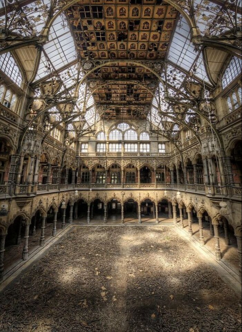 10 Places Which Used To Be Full Of Life, Yet Are No Less Amazing After Being Abandoned, As Shared By This X Page