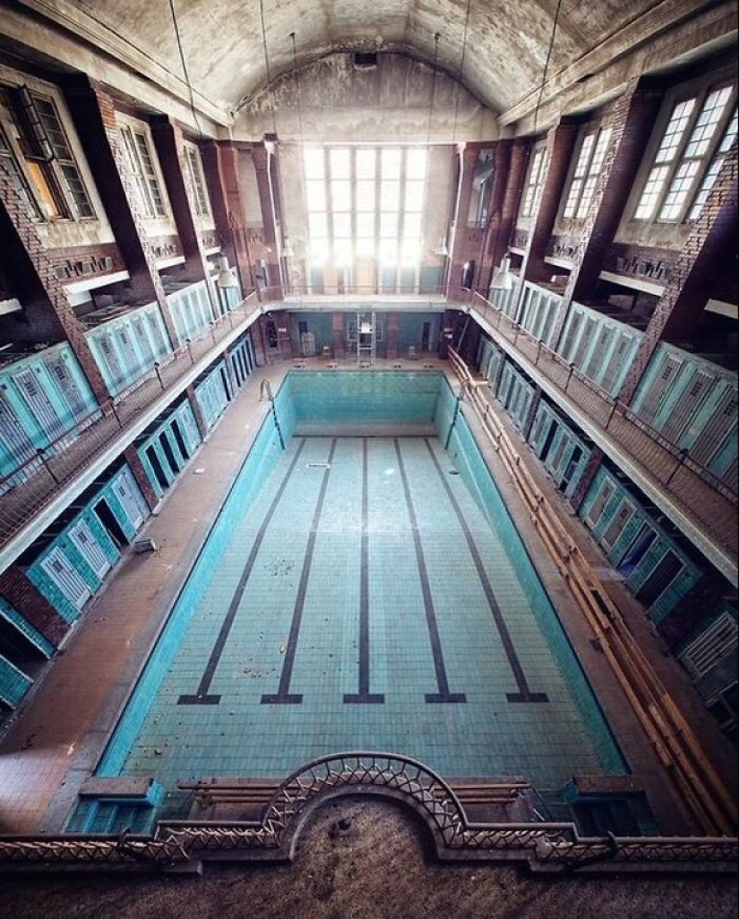 10 Places Which Used To Be Full Of Life, Yet Are No Less Amazing After Being Abandoned, As Shared By This X Page