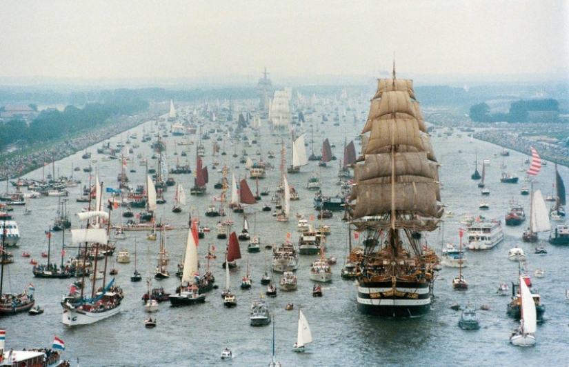 11 fotos del desfile de barcos en Ámsterdam, del que querrás comprarte un barco e ir al mar