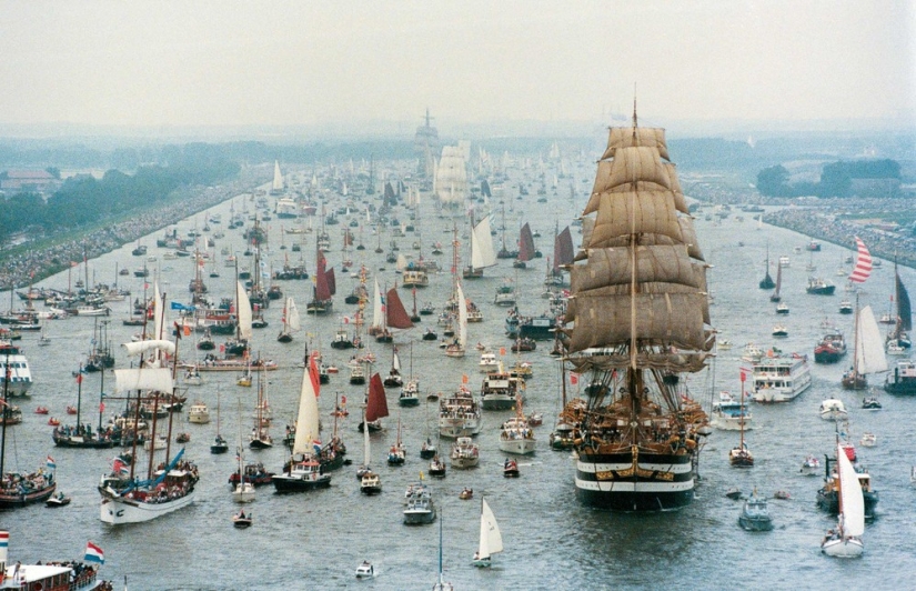 11 fotos del desfile de barcos en Ámsterdam, del que querrás comprarte un barco e ir al mar