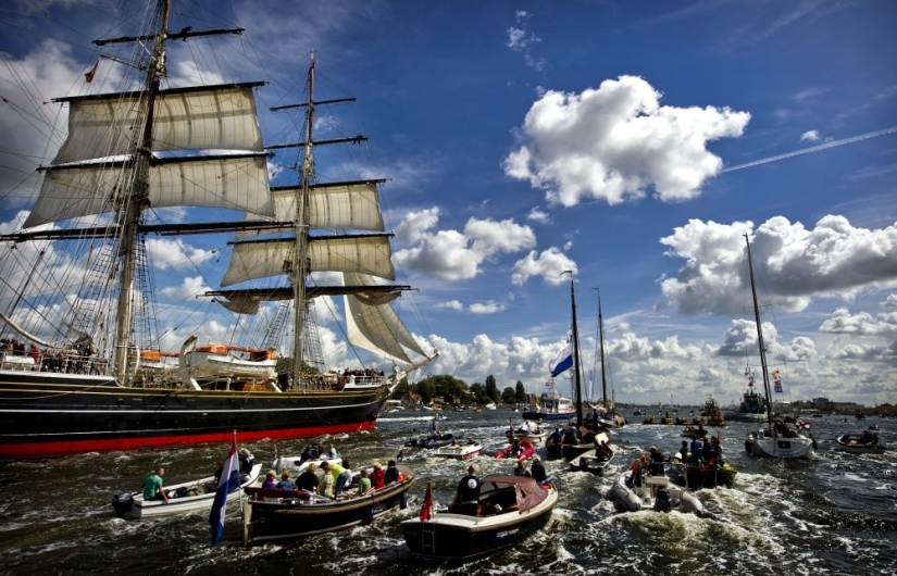 11 fotos del desfile de barcos en Ámsterdam, del que querrás comprarte un barco e ir al mar