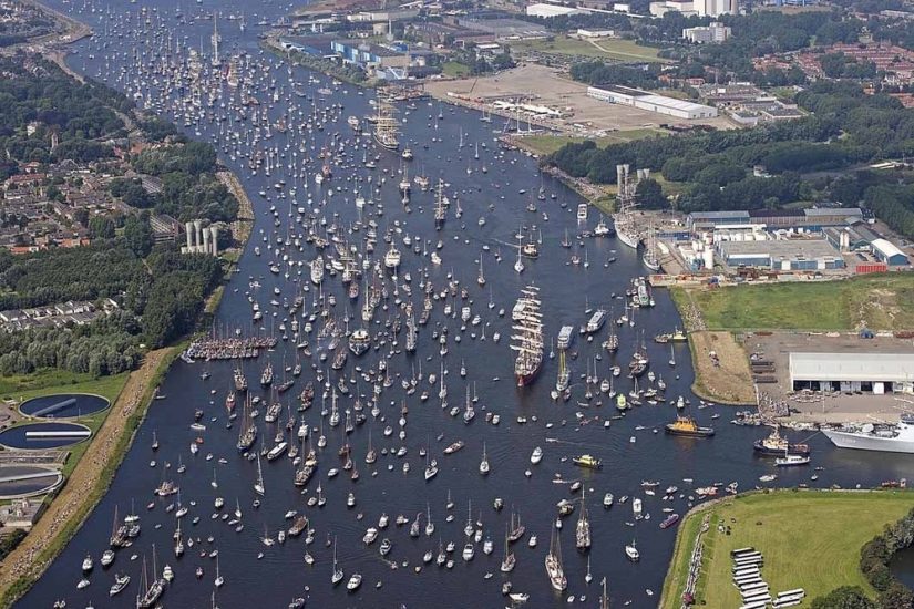 11 fotos del desfile de barcos en Ámsterdam, del que querrás comprarte un barco e ir al mar
