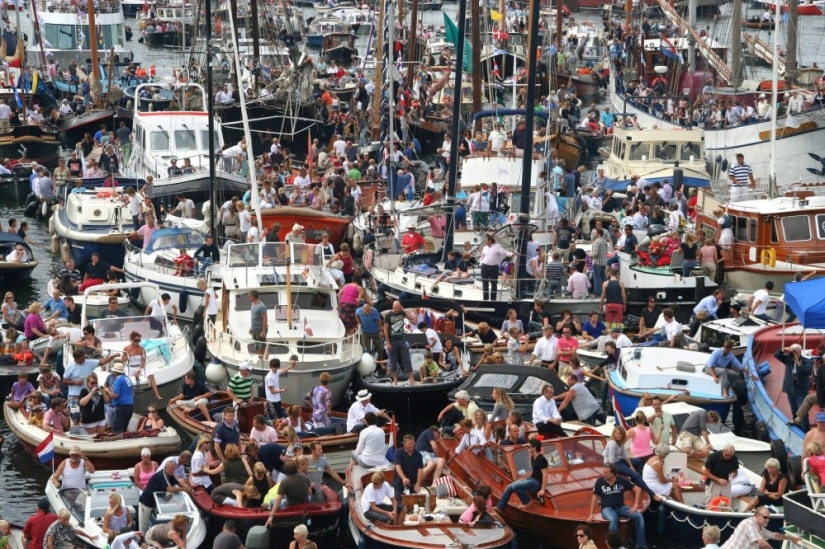 11 fotos del desfile de barcos en Ámsterdam, del que querrás comprarte un barco e ir al mar
