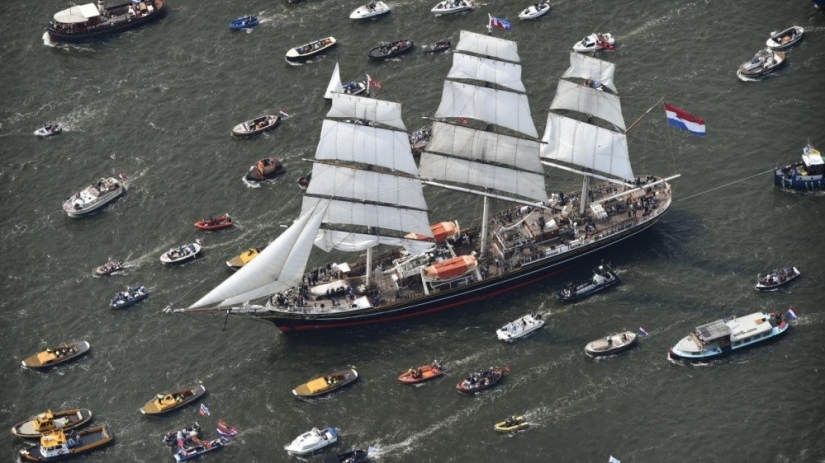 11 fotos del desfile de barcos en Ámsterdam, del que querrás comprarte un barco e ir al mar