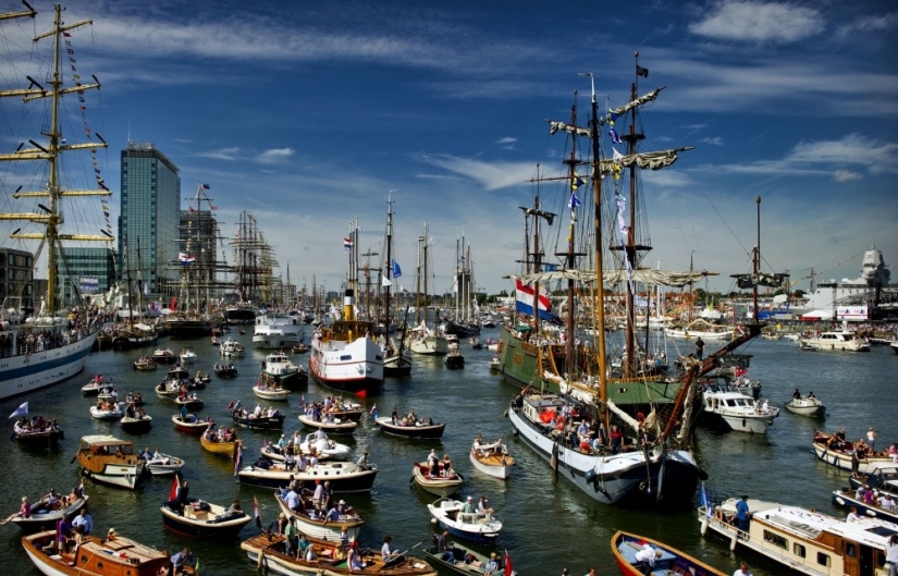 11 fotos del desfile de barcos en Ámsterdam, del que querrás comprarte un barco e ir al mar