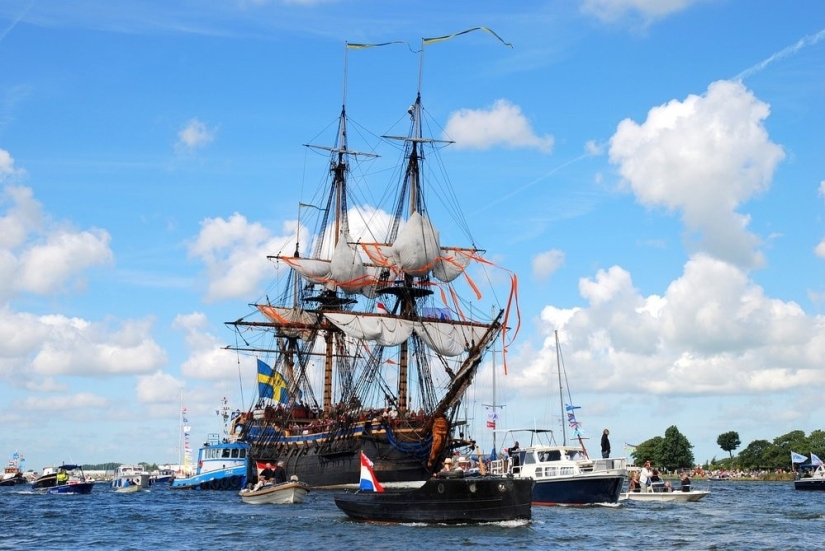 11 fotos del desfile de barcos en Ámsterdam, del que querrás comprarte un barco e ir al mar
