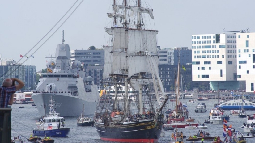 11 fotos del desfile de barcos en Ámsterdam, del que querrás comprarte un barco e ir al mar