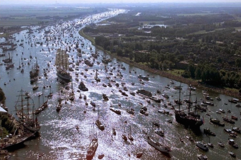11 photos of the parade of ships in Amsterdam, from which you will want to buy yourself a boat and go to sea