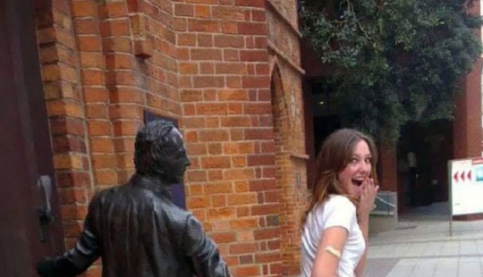 14 People Who Made The Absolute Most Of A Photo With A Statue And Ended Up Online (Part2) 14 People Who Made The Absolute Most Of A Photo With A Statue And Ended Up Online (Part2)