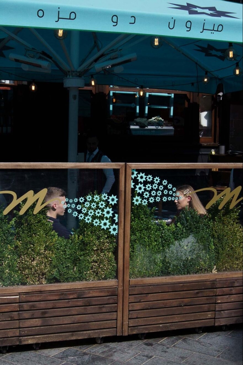 15 Best Coincidences Captured By This Street Photographer