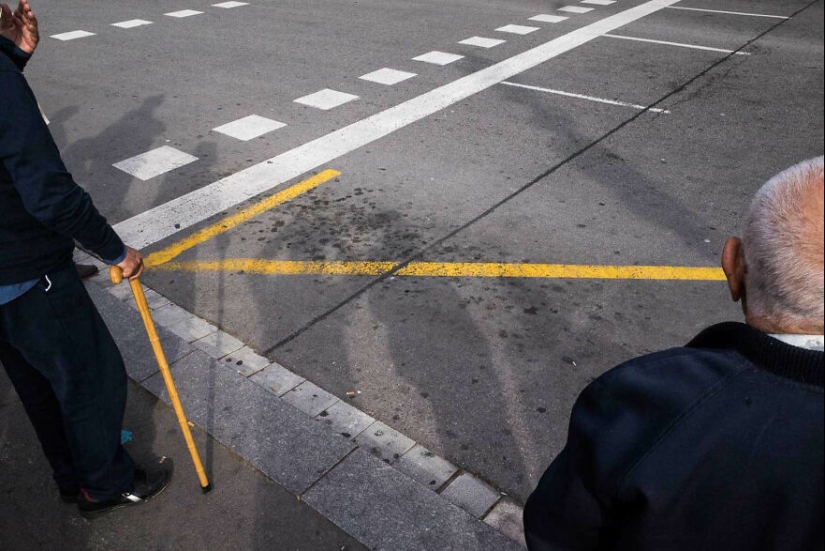 15 Best Coincidences Captured By This Street Photographer