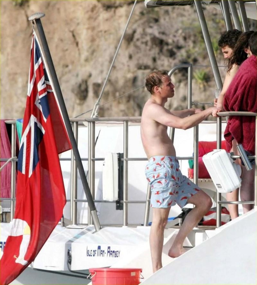 15 most expressive beach suits of politicians