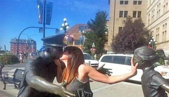 15 People Who Made The Absolute Most Of A Photo With A Statue And Ended Up Online 15 People Who Made The Absolute Most Of A Photo With A Statue And Ended Up Online