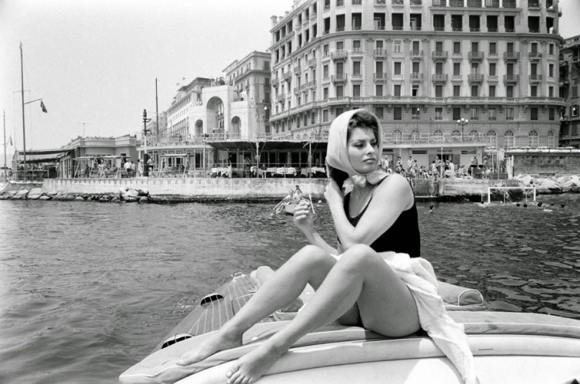 15 photos of Sophia Loren, not intended for publication