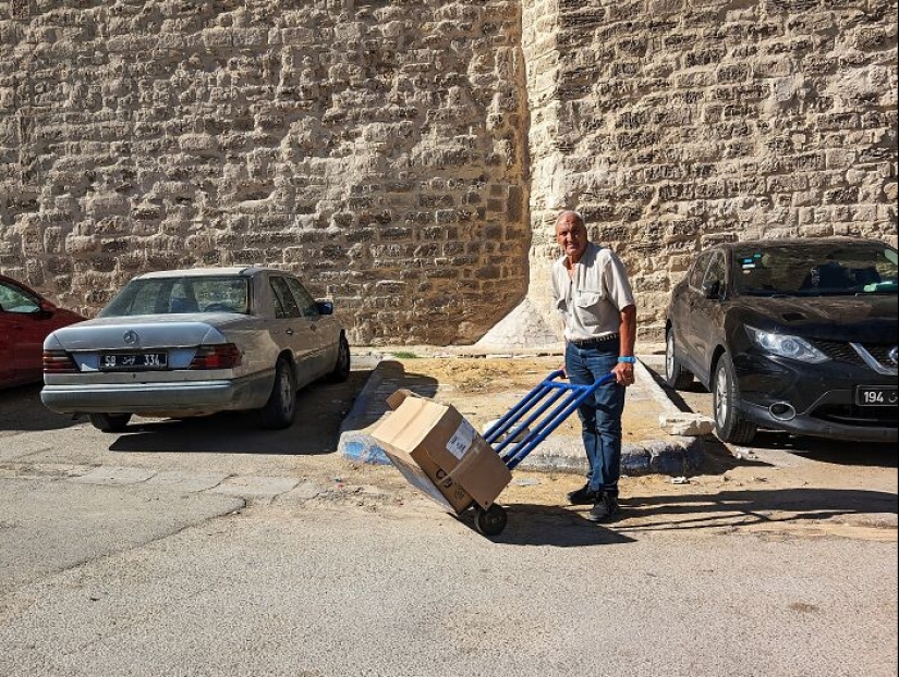 16 Smartphone Shots Documenting Life On The Streets Of Tunisia By This Photographer