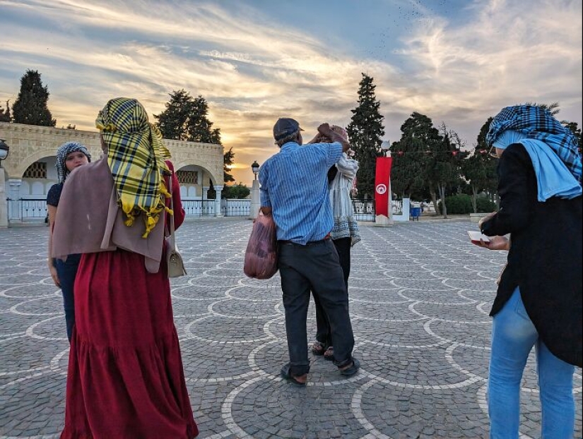 16 Smartphone Shots Documenting Life On The Streets Of Tunisia By This Photographer