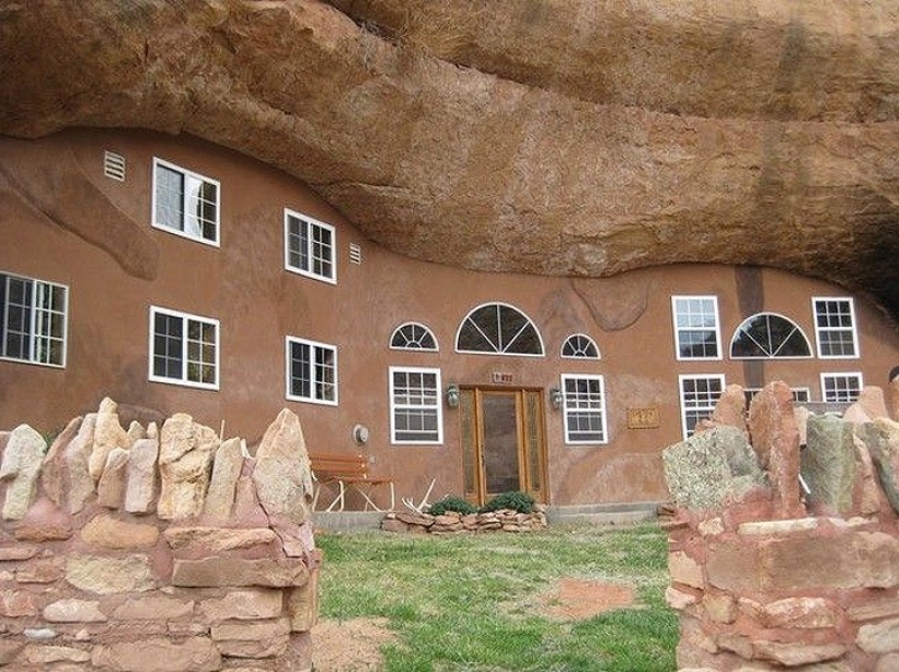 17 cleverly camouflaged buildings that play hide-and-seek 17 cleverly camouflaged buildings that play hide-and-seek