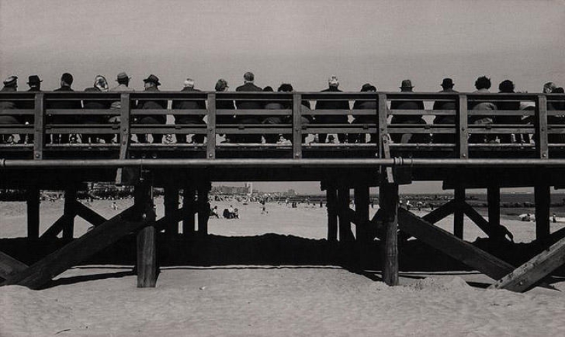17 curious shots from the life of vacationing Americans