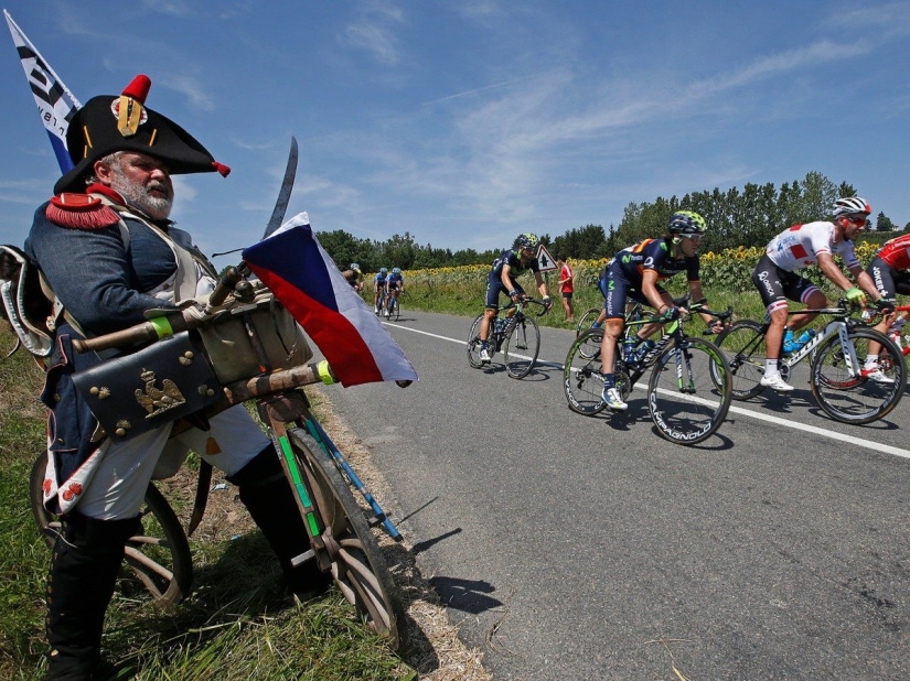 17 inexplicable photos of Tour de France fans. You must see these peppers!