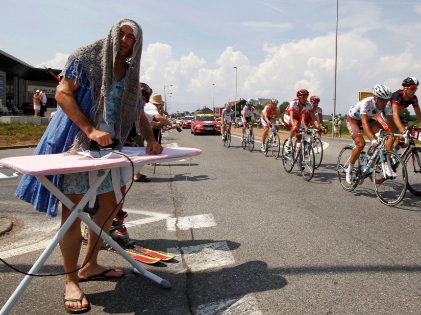 17 inexplicable photos of Tour de France fans. You must see these peppers!