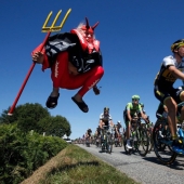 17 inexplicable photos of Tour de France fans. You must see these peppers!