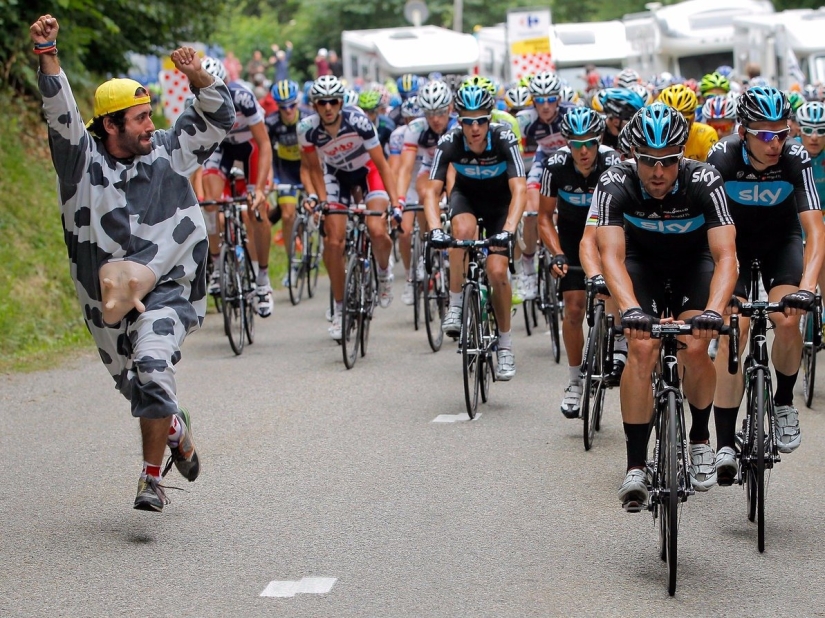 17 inexplicable photos of Tour de France fans. You must see these peppers!