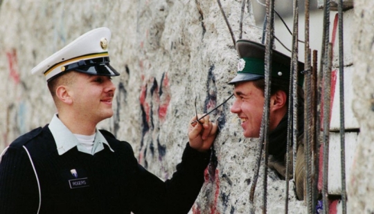 17 rare shots from the history of the Berlin Wall