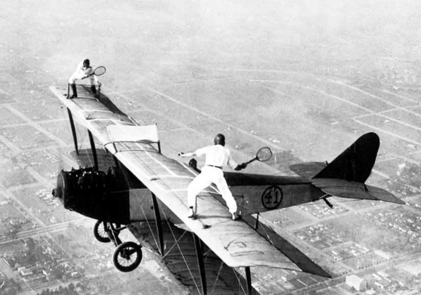 1919-1982: the main thing is not to look down, or Walkers on the wings of airplanes