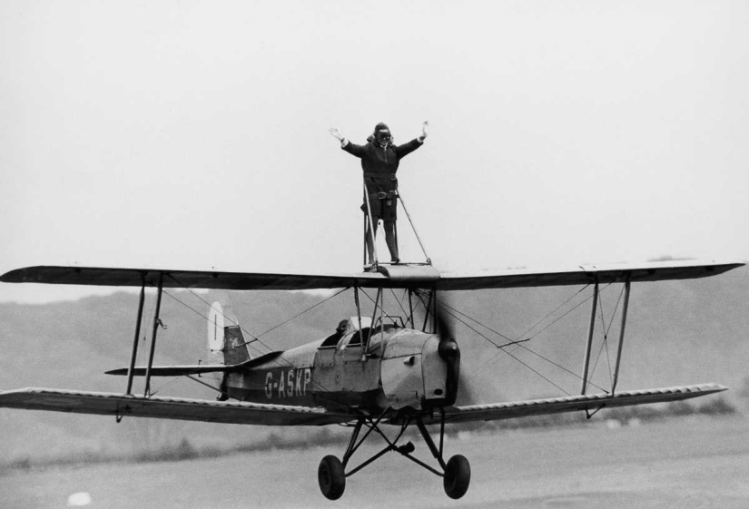 1919-1982: the main thing is not to look down, or Walkers on the wings of airplanes