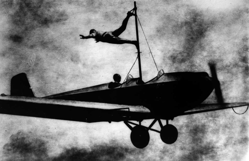 1919-1982: the main thing is not to look down, or Walkers on the wings of airplanes