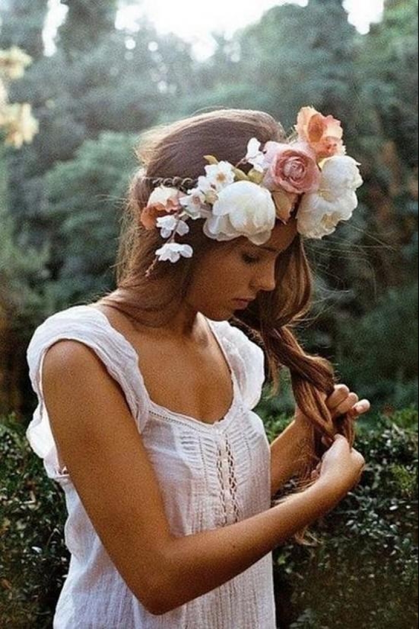 20 chicas increíbles con coronas de flores