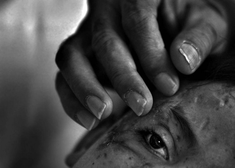 20 incredibly emotional shots from the life of an Iraqi family