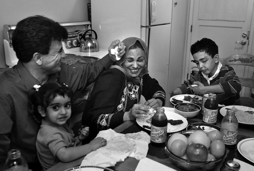 20 incredibly emotional shots from the life of an Iraqi family