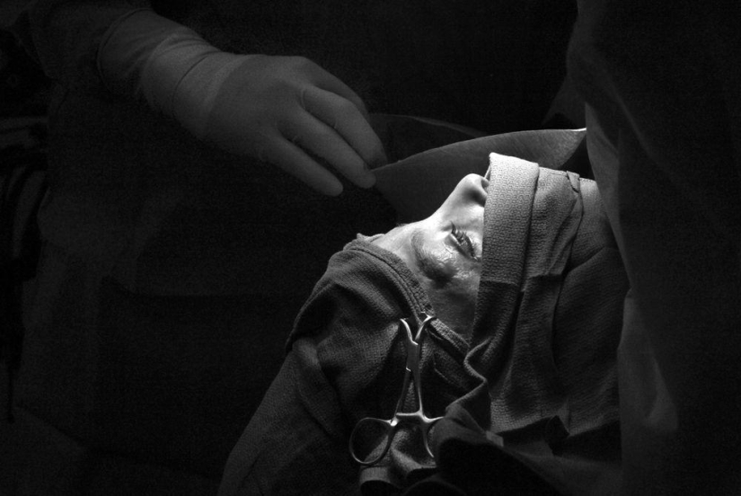 20 incredibly emotional shots from the life of an Iraqi family