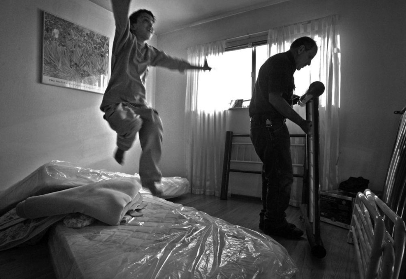 20 incredibly emotional shots from the life of an Iraqi family