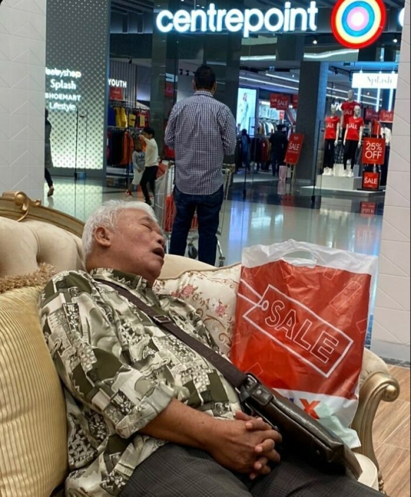 20 Times People Spotted Men Having A Miserable Time While Shopping And Just Had To Take A Pic 20 Times People Spotted Men Having A Miserable Time While Shopping And Just Had To Take A Pic