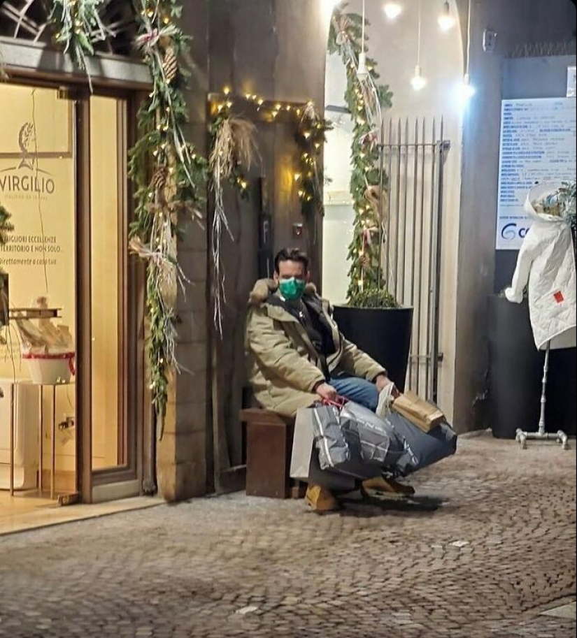 20 Times People Spotted Men Having A Miserable Time While Shopping And Just Had To Take A Pic 20 Times People Spotted Men Having A Miserable Time While Shopping And Just Had To Take A Pic