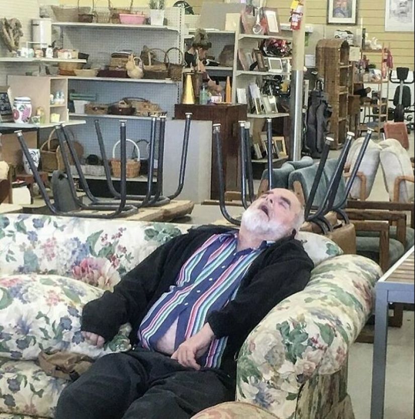 20 Times People Spotted Men Having A Miserable Time While Shopping And Just Had To Take A Pic 20 Times People Spotted Men Having A Miserable Time While Shopping And Just Had To Take A Pic