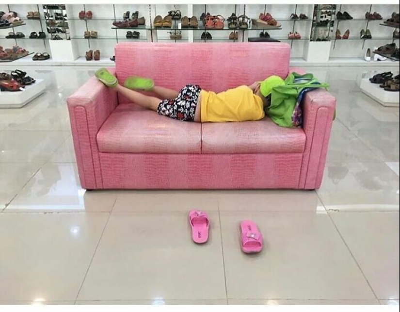 20 Times People Spotted Men Having A Miserable Time While Shopping And Just Had To Take A Pic 20 Times People Spotted Men Having A Miserable Time While Shopping And Just Had To Take A Pic