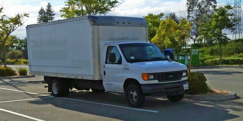 23-year-old Google employee lives in a truck in the company's parking lot and saves 90% of income 23-year-old Google employee lives in a truck in the company's parking lot and saves 90% of income