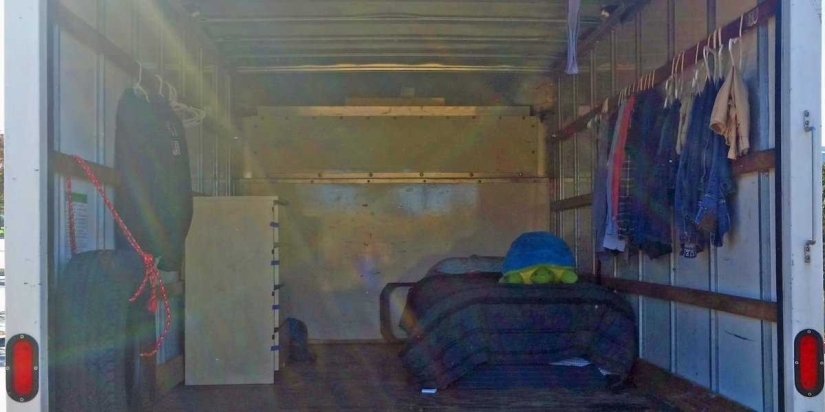 23-year-old Google employee lives in a truck in the company's parking lot and saves 90% of income 23-year-old Google employee lives in a truck in the company's parking lot and saves 90% of income