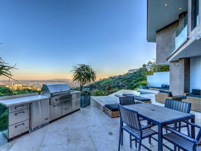 23-year-old YouTube star Jordan Maron bought a $4.5 million mansion in Hollywood