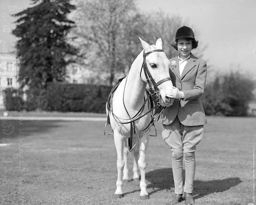 30 archival childhood photos of the British royal family