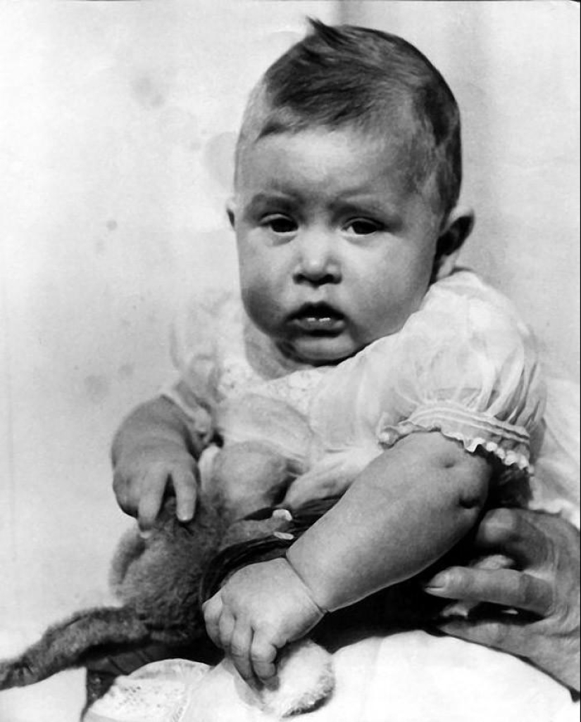 30 archival childhood photos of the British royal family