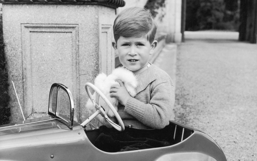 30 archival childhood photos of the British royal family