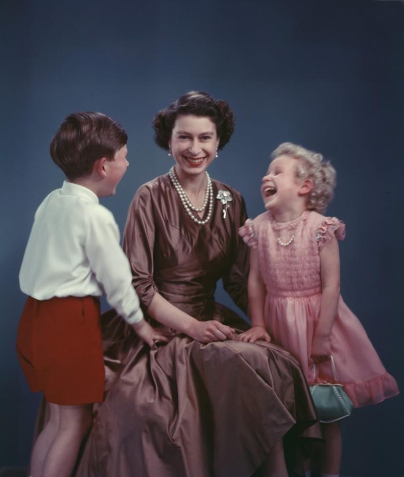 30 archival childhood photos of the British royal family