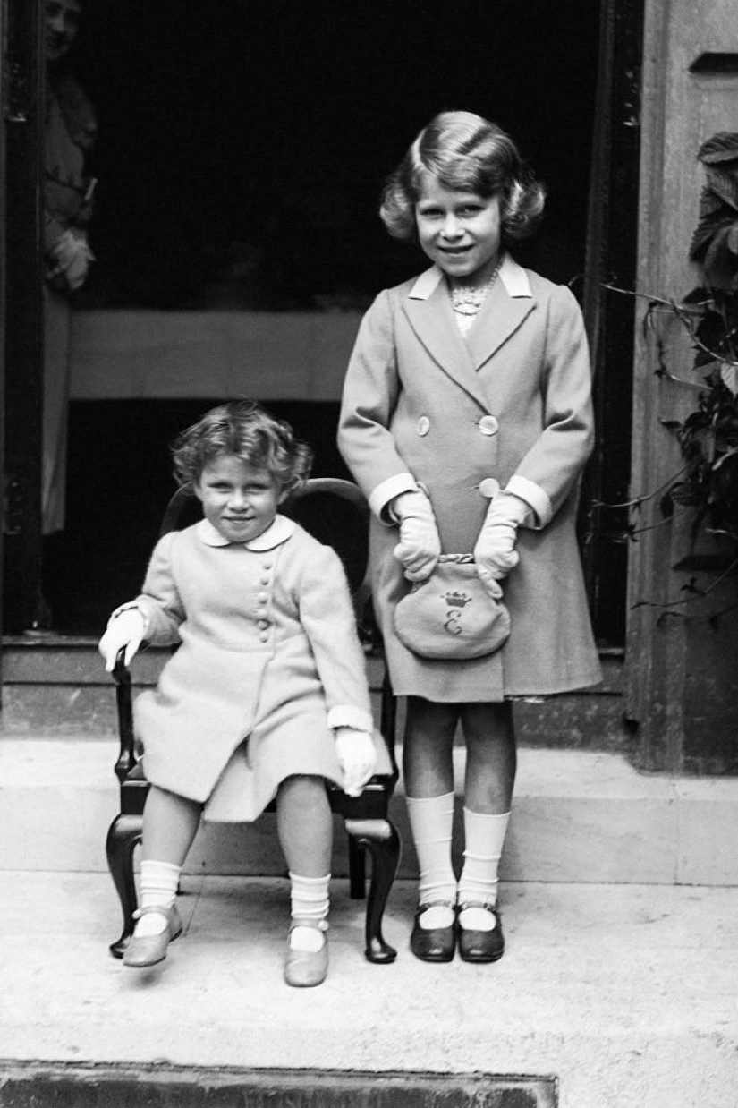 30 archival childhood photos of the British royal family