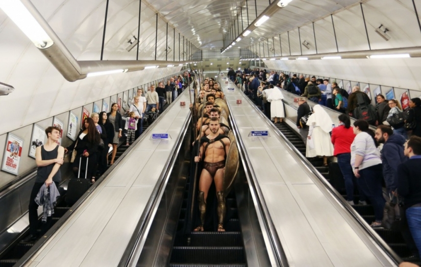 300 espartanos en el metro de Londres: el flash mob más genial