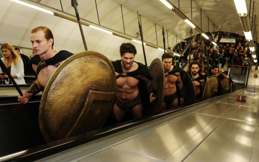 300 espartanos en el metro de Londres: el flash mob más genial